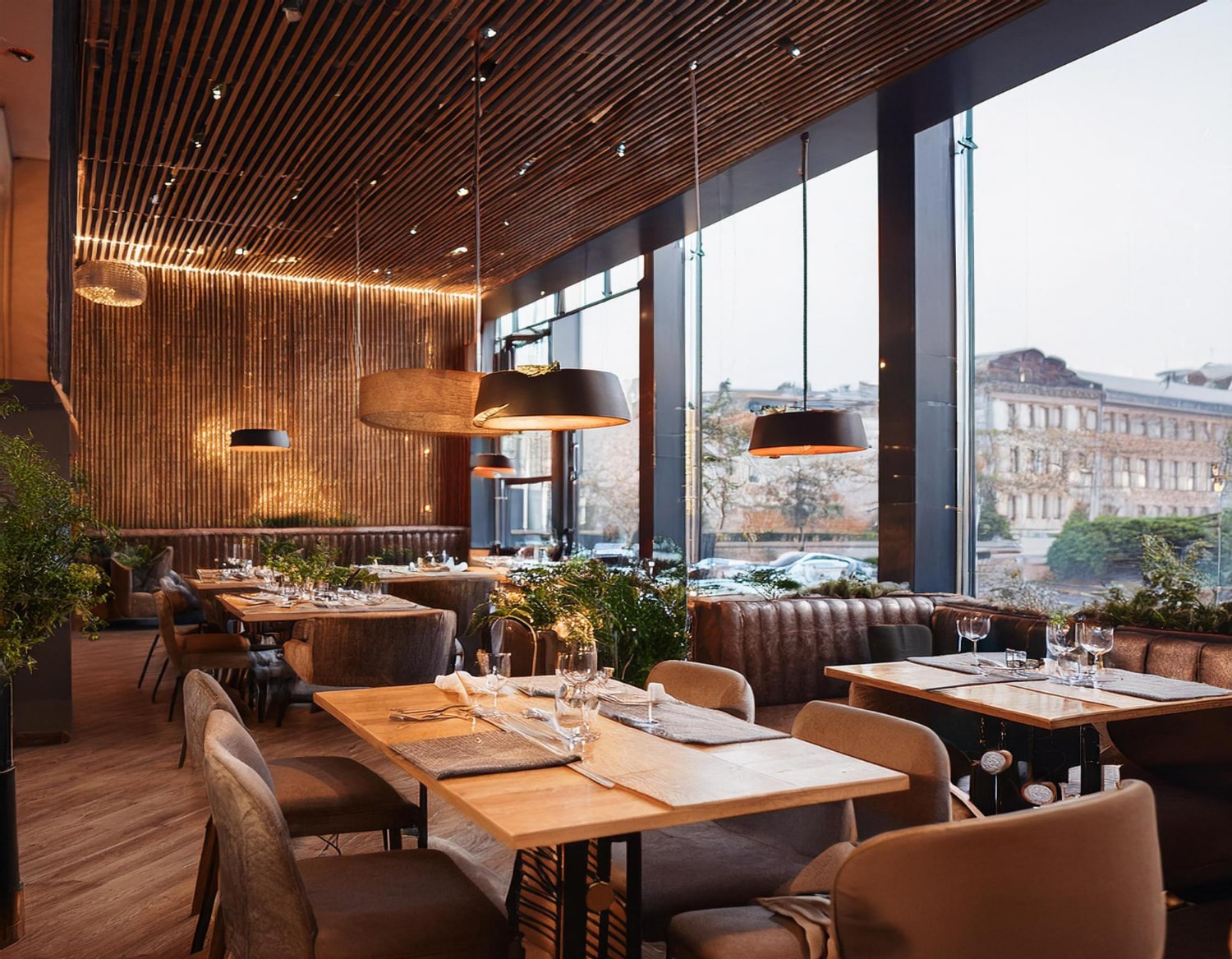 vegan-food-Osnabrueck-vegan-lifestyle-restaurant-tables-chairs