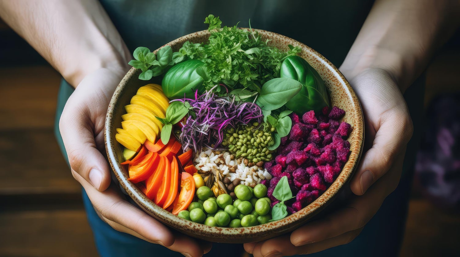 vegan-essen-duesselldorf-vegan-lifestyle-bowl-gemuese-schuessel-haende
