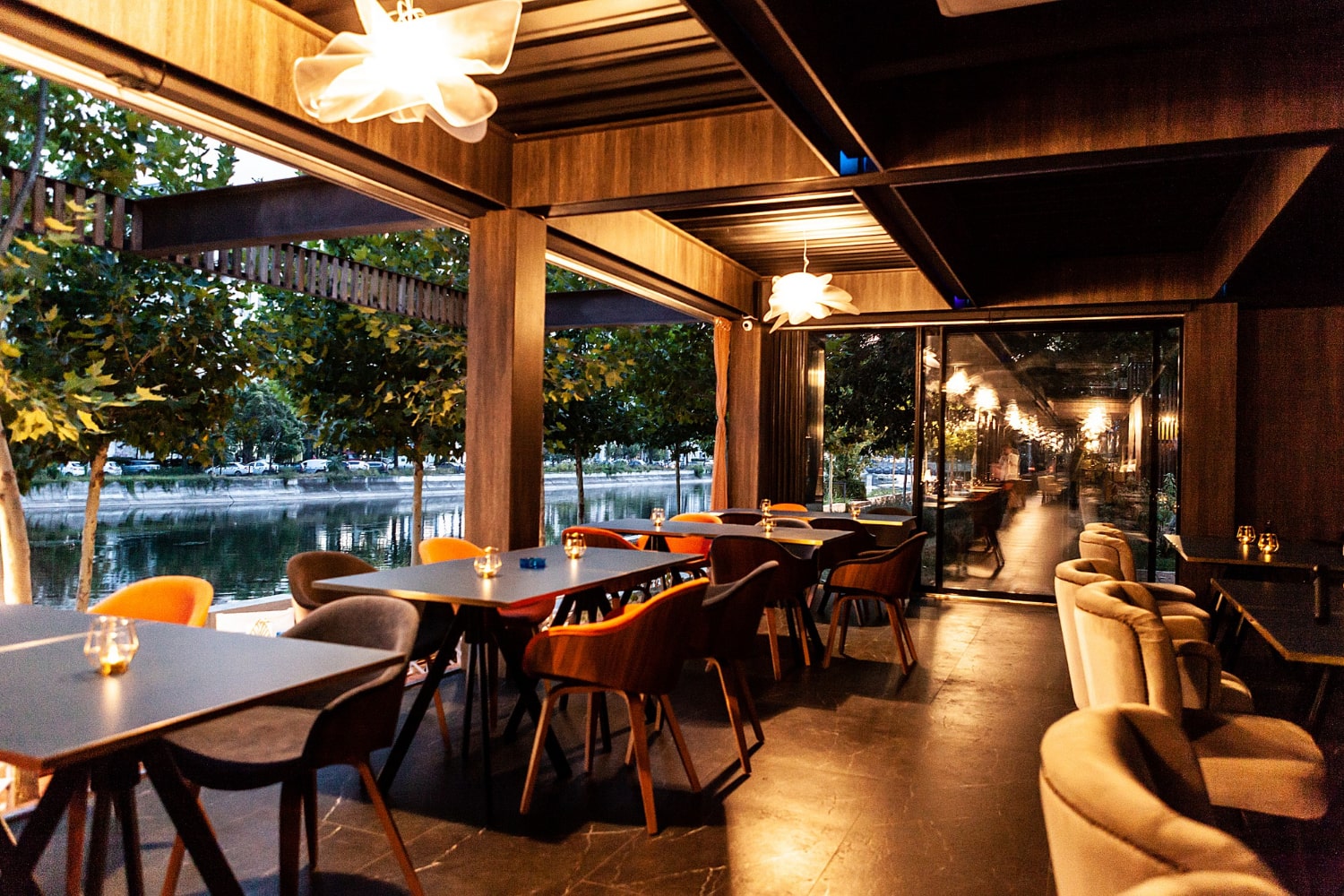 vegan-food-mannheim-vegan-lifestyle-restaurant-window-chairs